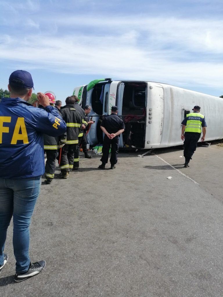 Imágenes del fatal vuelco de un micro en la ruta 2: dos niñas muertas y al menos cuatro heridos de gravedad. (Clarín)