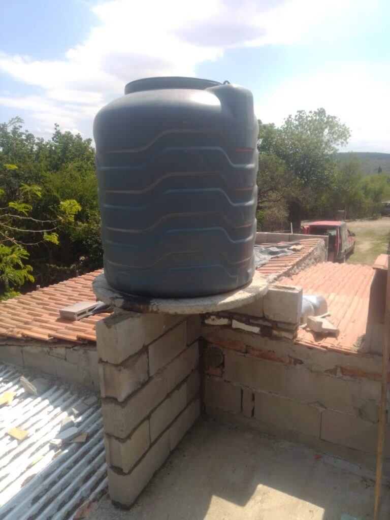 Tanque de mil litros instalados este último sábado en la vivienda de la familia Nievas. (Foto: gentileza Municipalidad de Cosquín).