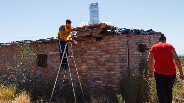 Joven mendocina duchas solares