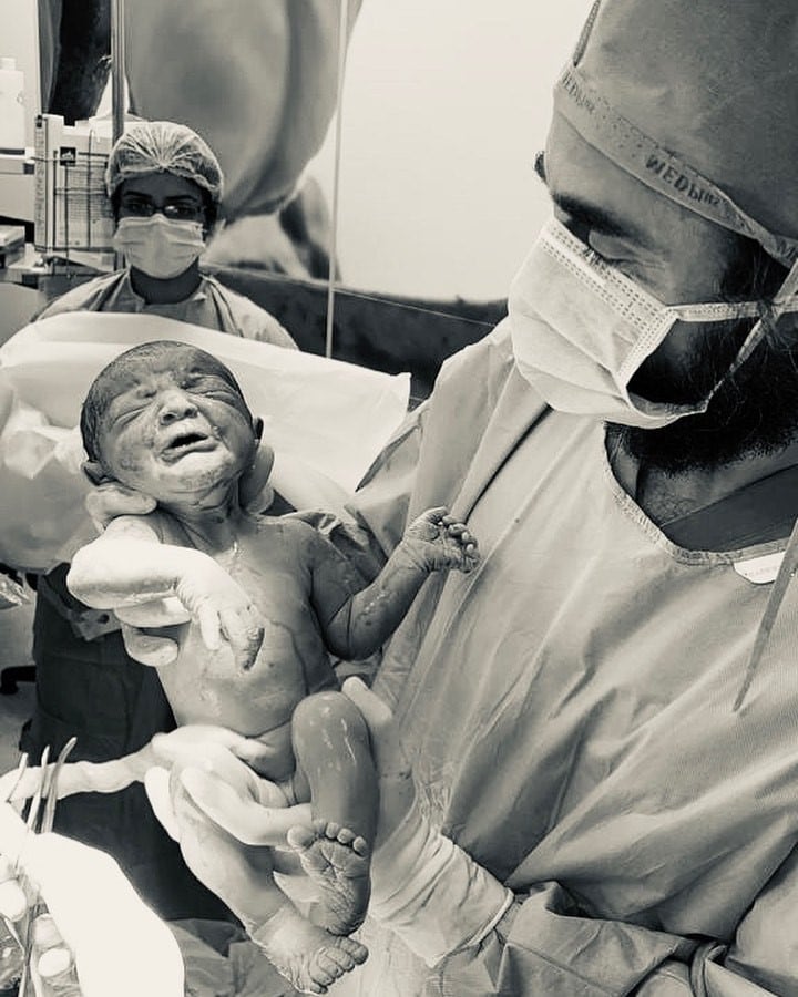 Tierna imagen de un bebé recién nacido quitándole el barbijo al médico (Instagram)