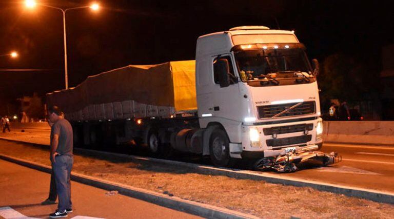 El accidente ocurrió en la Avenida de Circunvalación Santiago Marzo de Santa Rosa (El Diario)