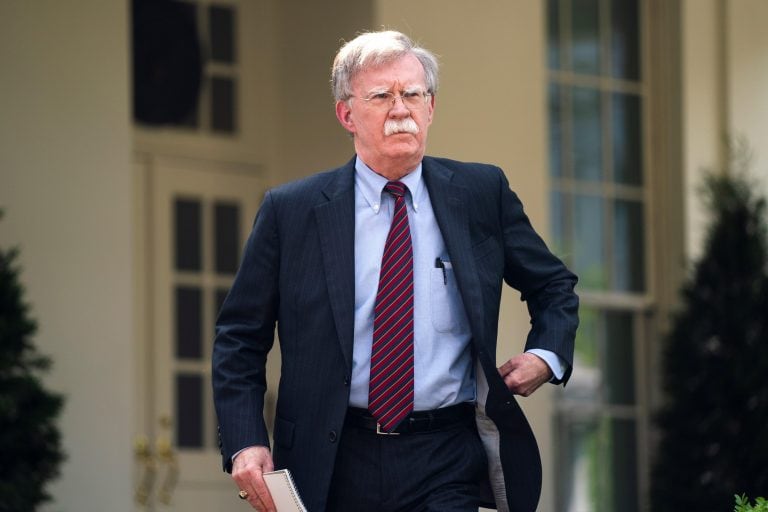 "Quédense con Maduro y se undirán con el barco", escribió John Bolton en su cuenta de Twitter.