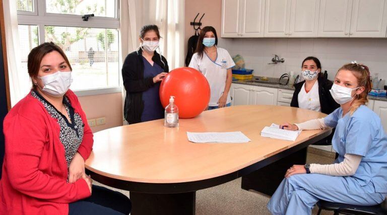 La doctora Vigliotta junto a parte del equipo de Rehabilitación del Hospital (APN)