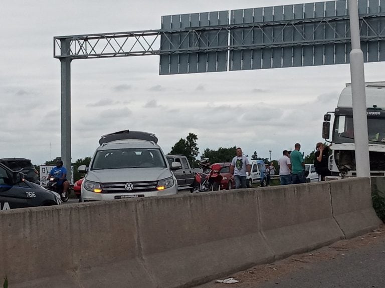 La colisión se produjo en la mano al norte de Circunvalación a la altura de Mendoza e involucró a un camión y dos autos. (@cris75leproso)