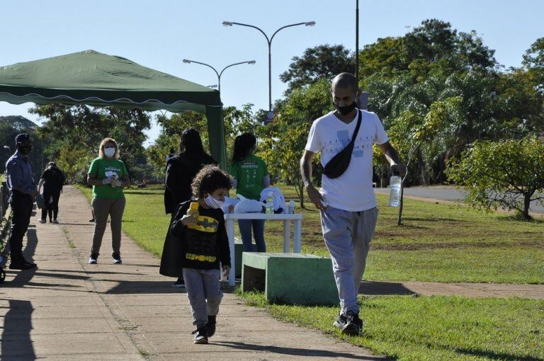 Luego de 59 días de aislamiento, primera caminata en Posadas. (MisionesOnline)