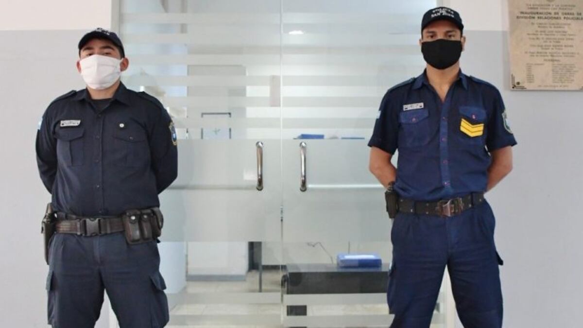 Dos policías se convirtieron en héroes al salvar a un bebé de morir ahogado