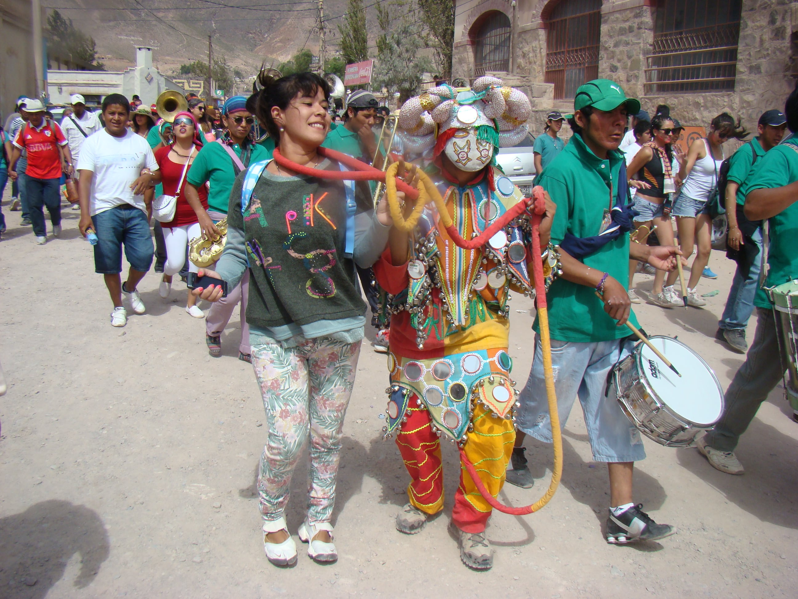 El pícaro diablo de la alegría, personaje principal del carnaval en la Quebrada de Humahuaca, hace bailar a la gente en las calles de Jujuy,