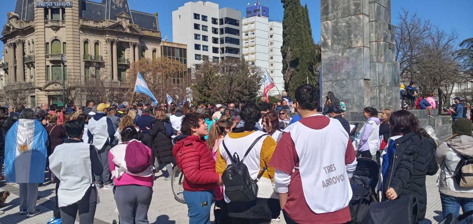 Tres Arroyos marcha en defensa de la democracia y en repudio al atentado contra Cristina Kirchner