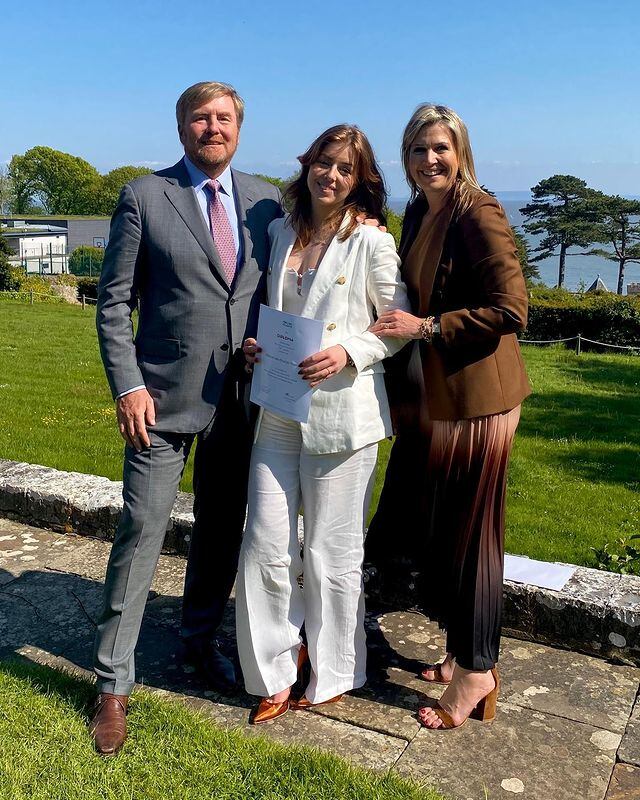 La princesa Alexia en su graduación junto a sus padres.