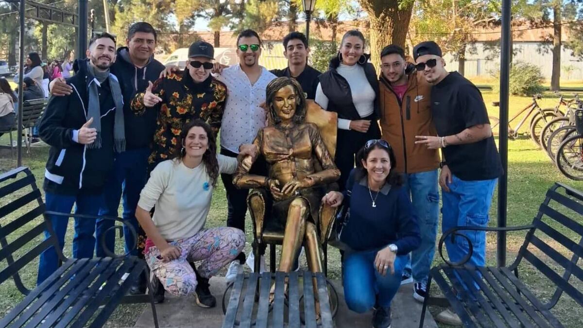 No alcanzó: Mirtha Legrand le hizo una crítica fulminante a su estatua de Villa Cañás