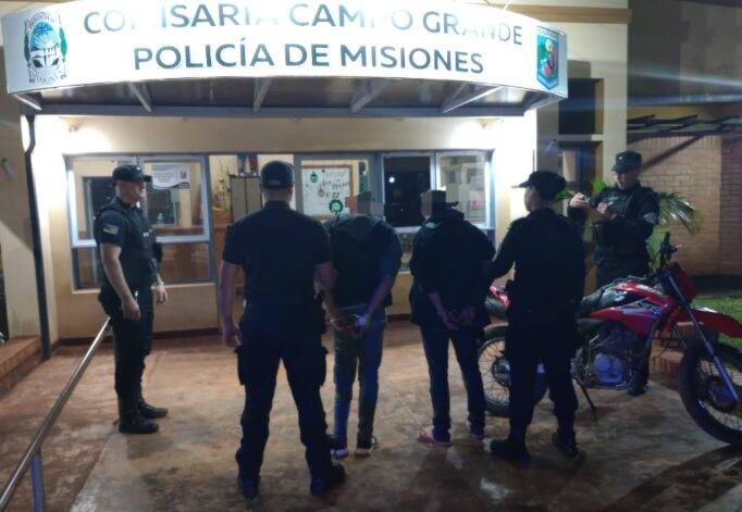 Campo Grande: robaron una motocicleta y fueron detenidos en un control policial.