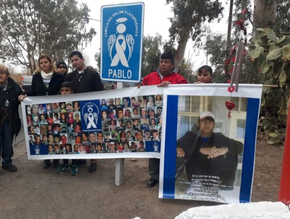 Murieron hace 9 años en un accidente de tránsito y hoy los recuerda un cartel azul con un ángel