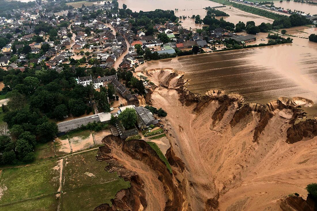 En esta imagen, distribuida el viernes 16 de julio de 2021 por el gobierno del distrito de Colonia, se muestra una vista aérea de las inundaciones en el distrito de Blessem, en Erftstadt, Alemania. (Rhein-Erft-Kreis vía AP)