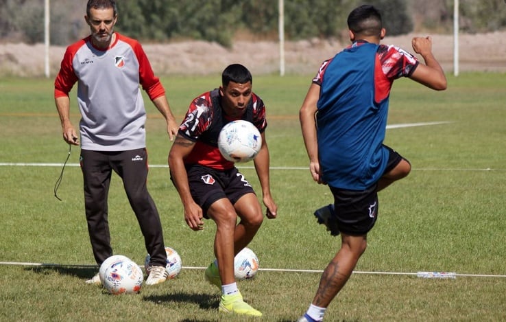 Mauricio Magistretti se hizo cago de la práctica de Deportivo previo al partido que disputará ante el equipo tucumano .