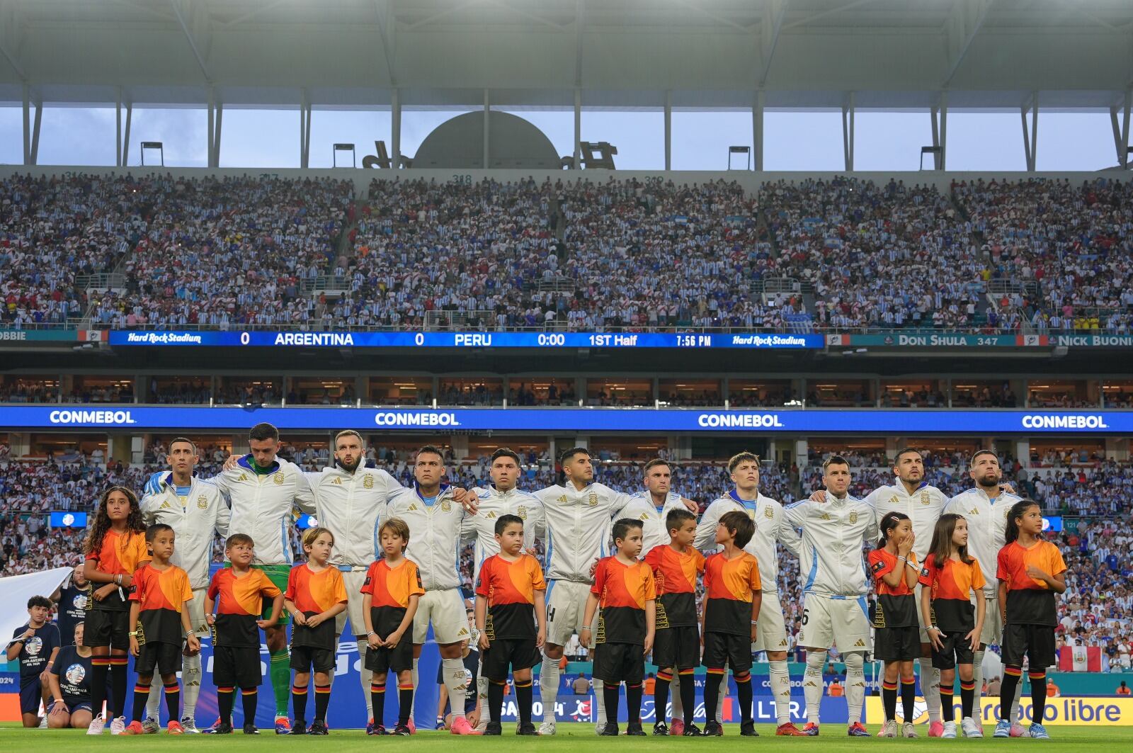 La formación de Argentina ante Perú. (AFA).