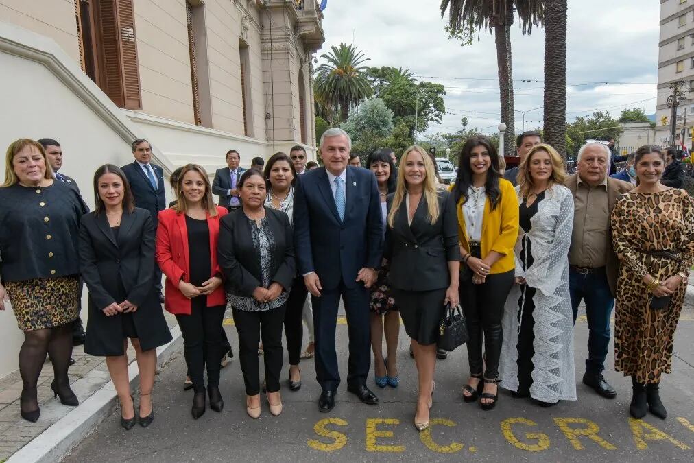 Las legisladoras designadas en la Comisión de Exterior, como es tradicional escoltaron al gobernador Morales, y su esposa, desde la Casa de Gobierno hasta la Legislatura, ubicada una de otra a pocos metros en el centro cívico de la ciudad.