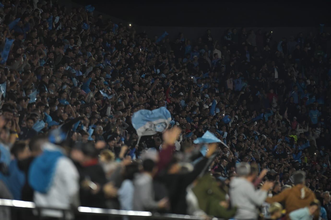 Con un golazo de Vegetti, Belgrano le ganó a Newell’s y es escolta de River. (Facundo Luque / La Voz)