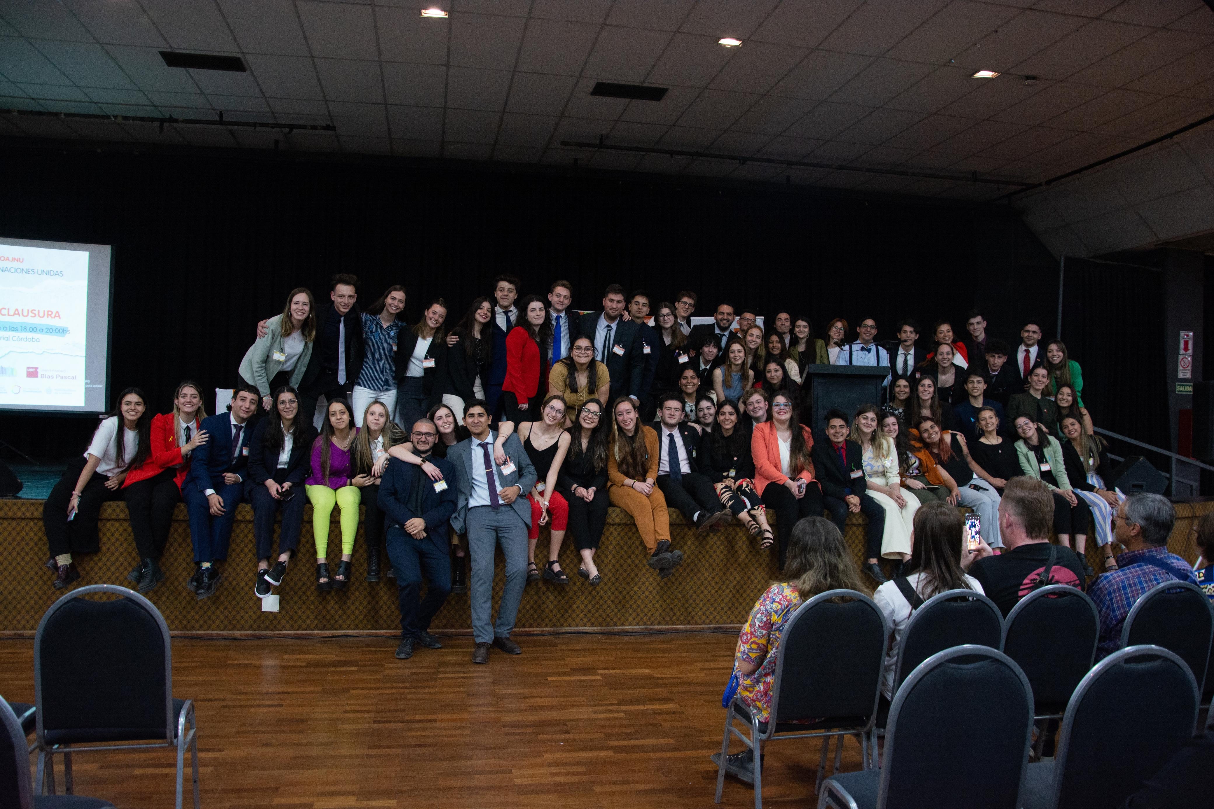 Galia junto al equipo OAJNU, la organización que apuesta al empoderamiento juvenil.