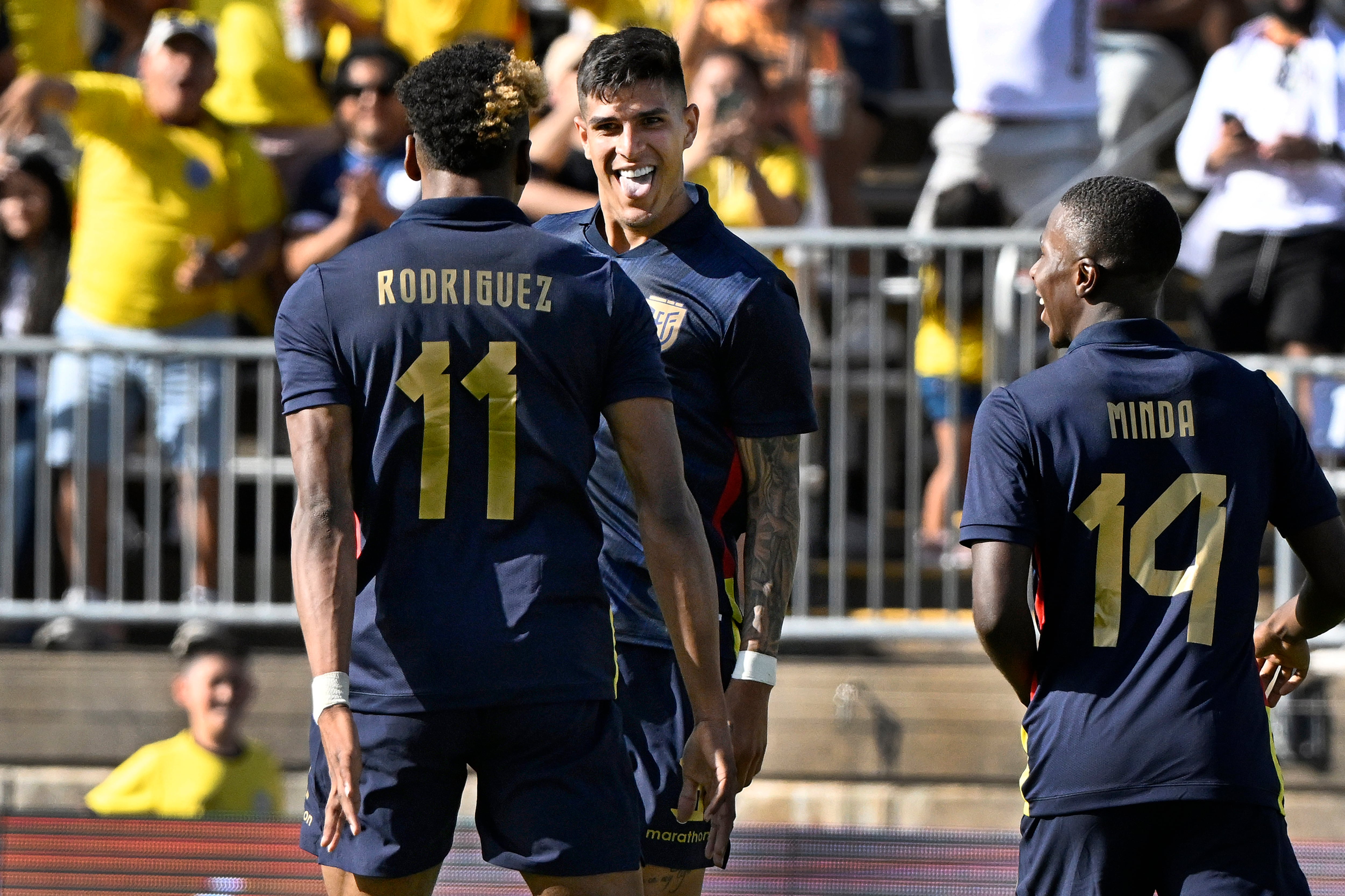 El zaguero ecuatoriano Piero Hincapié (centro) celebra tras marcar un gol junto a sus compañeros Kevin Rodríguez (11) y Alan Minda (14) durante un partido amistoso ante Honduras, el domingo 16 de junio de 2024, en East Hartford, Connecticut. (AP Foto/Jessica Hill)