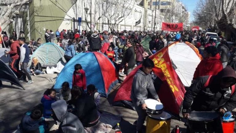 Organizaciones sociales y ceramistas mantendrán el acampe hasta obtener respuestas de las autoridades. (Juan Thomes).