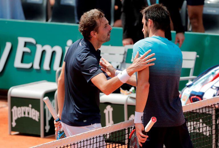 Leo Mayer felicita a Benneteau por su triunfo en la primera ronda de Roland Garros. (Foto: AFP)