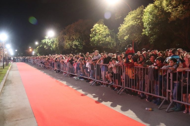 El público a la espera de los artistas y su paso por la "alfombra roja".