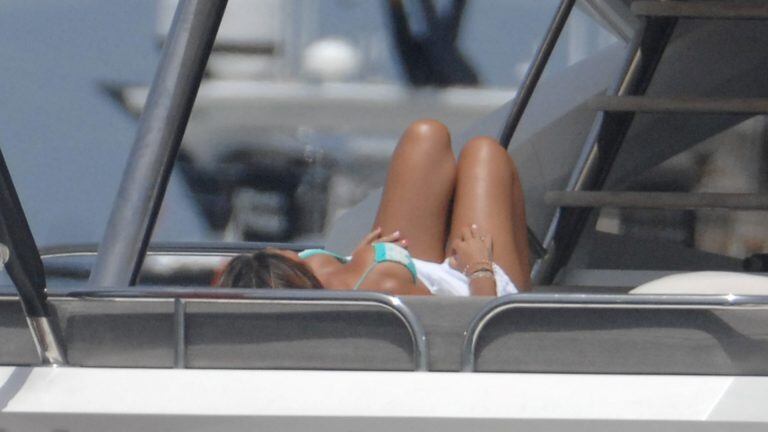 Antonela Roccuzzo y Lionel Messi en Formentera (crédito: Grosby Group)