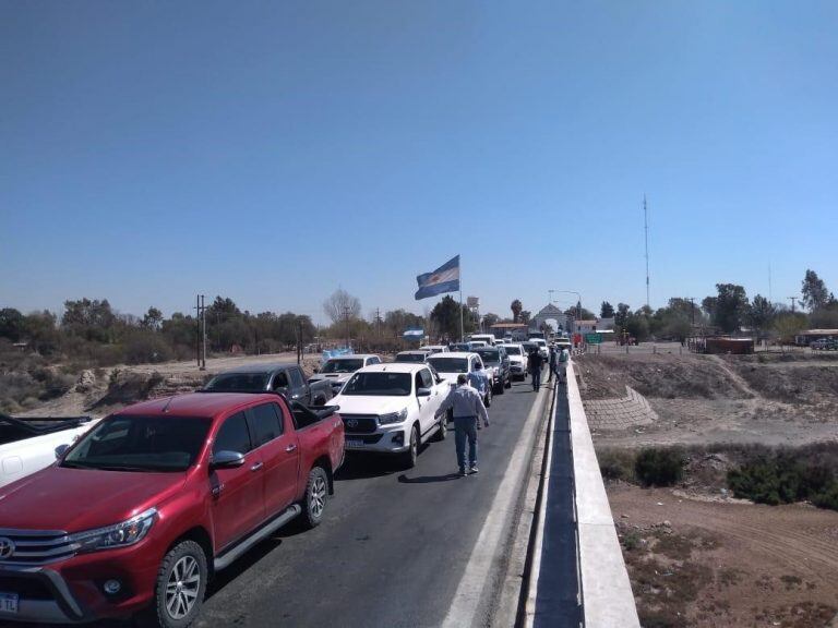 Productores agropecuarios mendocinos sobre el puente del Rio Desaguadero en el bloqueo de la Ruta Nacional N°7