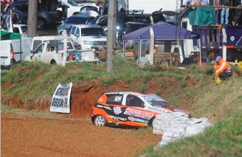 Jorge Possiel con su Toyota Elios luego de su despiste y abandono en la séptima fecha de la Clase 2 de Turismo Nacional en Oberá. (Possiel Competición en Facebook)