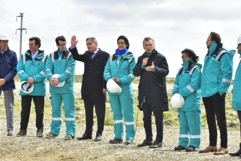 Arcioni y Macri en parque eólico de YPF