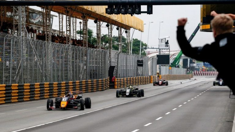 El británico Daniel Ticktum, cruzando la meta como ganador en Macao 2017; 100 metros antes de la bandera a cuadros, era tercero.