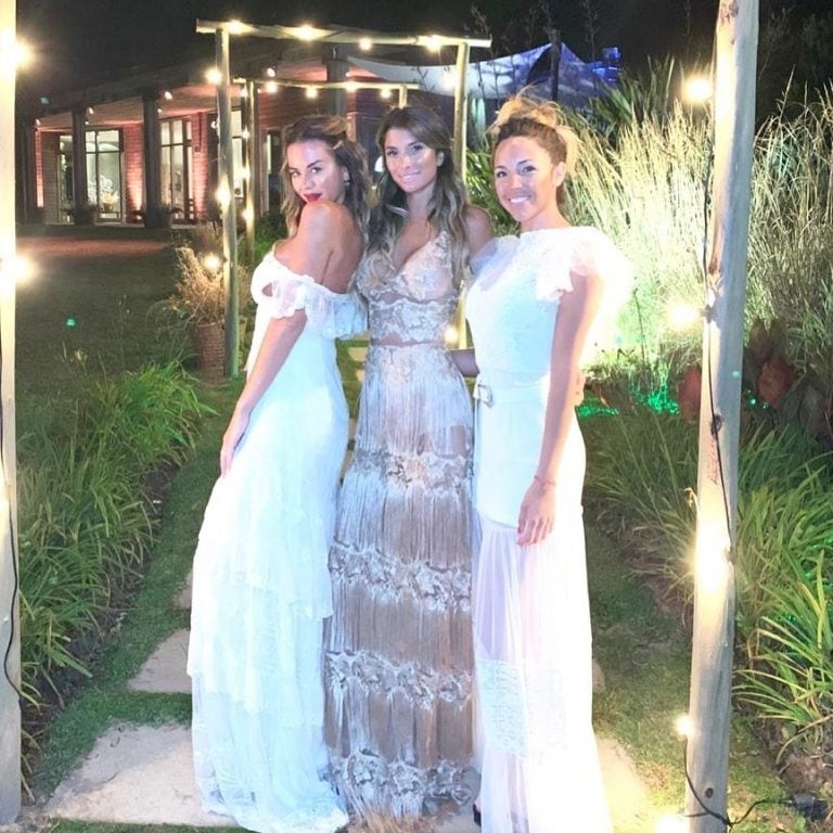 Flor Parise posa en Punta del Este con Karina Jelinek a la entrada de un local (Foto: Instagram/ @florparise)