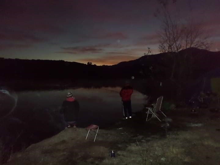 Algunos de sus amigos pescando en el dique El Cajón, la noche del acontecimiento. (Foto: gentileza de Mauricio Bruno).