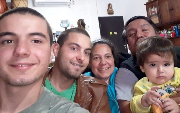 Fabio Villagra (d) junto a los integrantes de su familia, mientras sobrellevan la cuarentena en su hogar.