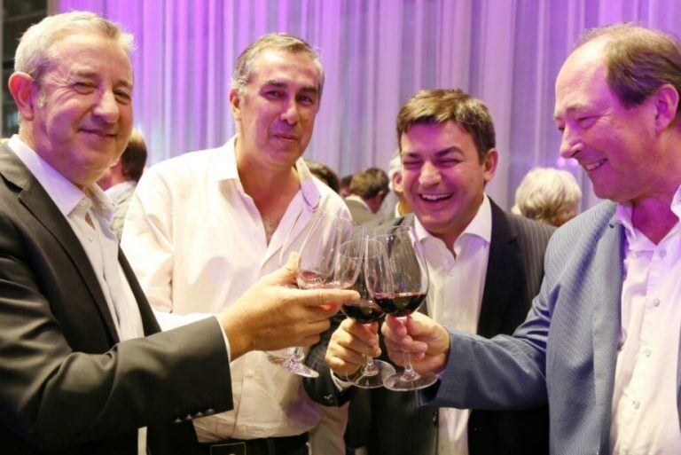 Brindos y algo más en la presentación de la Fiesta de Luján de Cuyo con la "Vendimia del eje del mundo", en el Teatro San Martín de Av. Corrientes de la Ciudad de Buenos Aires