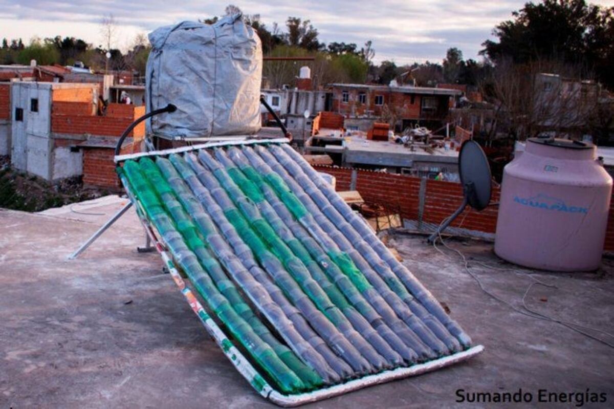 Una arquitecta neuquina fabrica termotanques solares con material reciclado