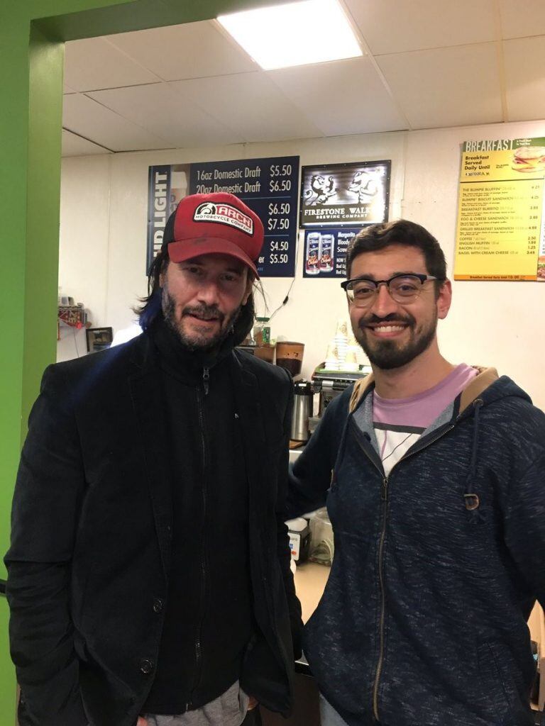 Keanu Reeves junto a uno de los pasajeros (Twitter)