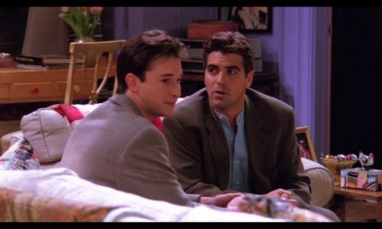 George Clooney y Noah Wyle en el famoso departamento de Friends