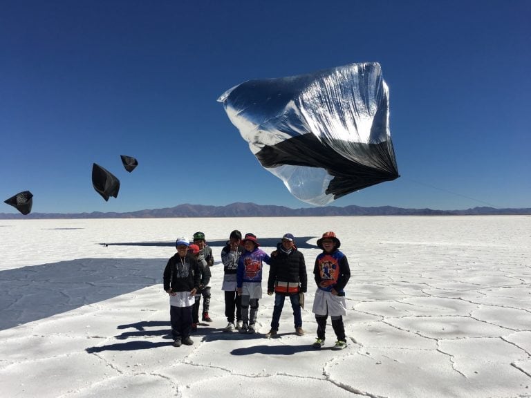 En su anterior visita a las Salinas Grandes, en 2017, Tomás Saraceno presentó sus "esculturas flotantes".