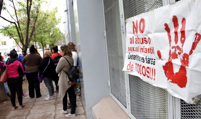 Una de las pancartas presentes afuera del tribunal (Foto: Río Negro).