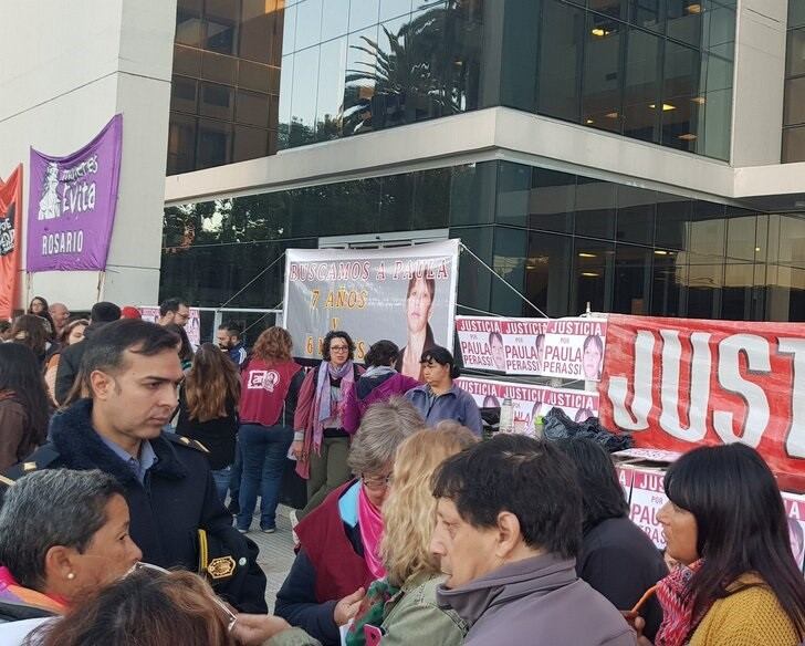 En vísperas del juicio se realizó una extensa vigilia frente al Centro de Justicia Penal. (@mumalarosario)