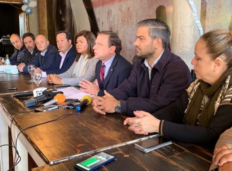 Guillermo Snopek junto a demás candidatos de Juntos Por Jujuy (JPJ), en la conferencia de prensa donde anunció las denuncias presentadas ante la Oficina Anticorrupción (OA).