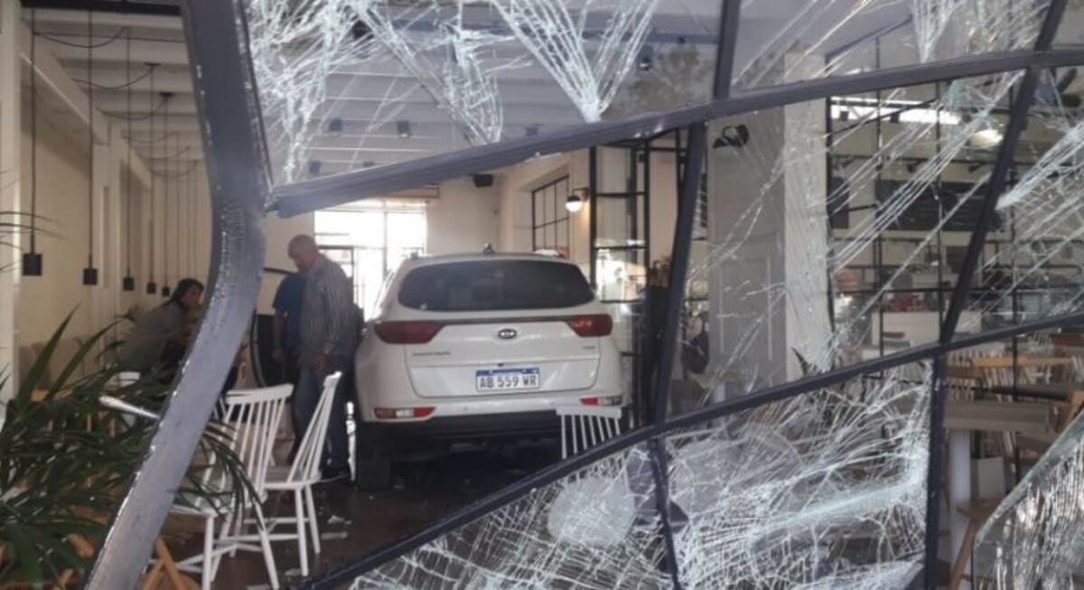 Café al paso: se metió con auto y todo dentro de una panadería