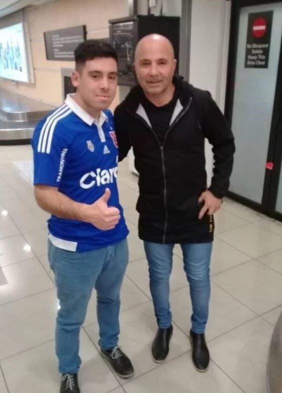 Jorge Sampaoli saludó y se sacó fotos con fanáticos que lo reconocieron.