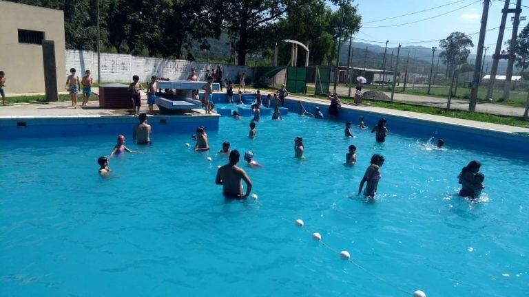 La pileta se encuentra al costado del puente nuevo de Los Perales.