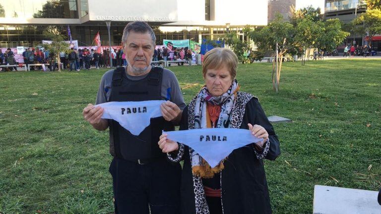 Los padres de Paula Perassi desde el primer momento pidieron justicia en torno al paradero de su hija.