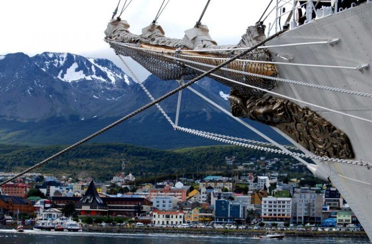 Fragata ARA "Libertad" en Ushuaia (Vía Ushuaia)