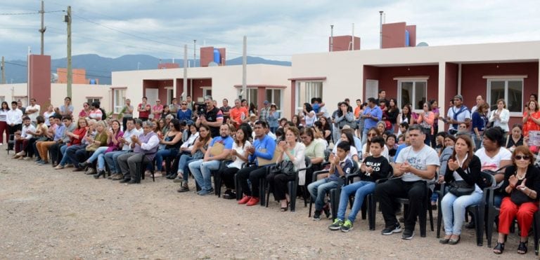 Vecinos presente para recibir sus títulos de propiedad