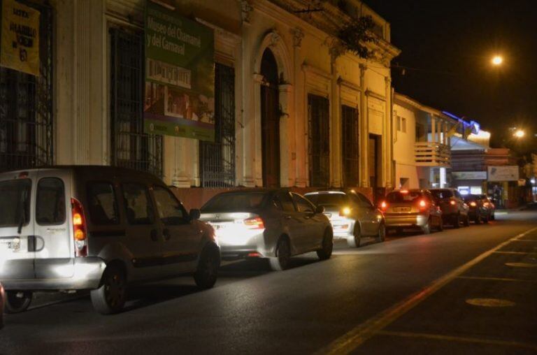 Estaciones de servicio cerradas y otras con largas filas de vehículos por la falta de combustible. (Foto: Corrientes Hoy)