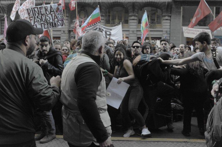 Incidentes frente al Consulado de Chile en Buenos Aires. (Foto: Clarín)